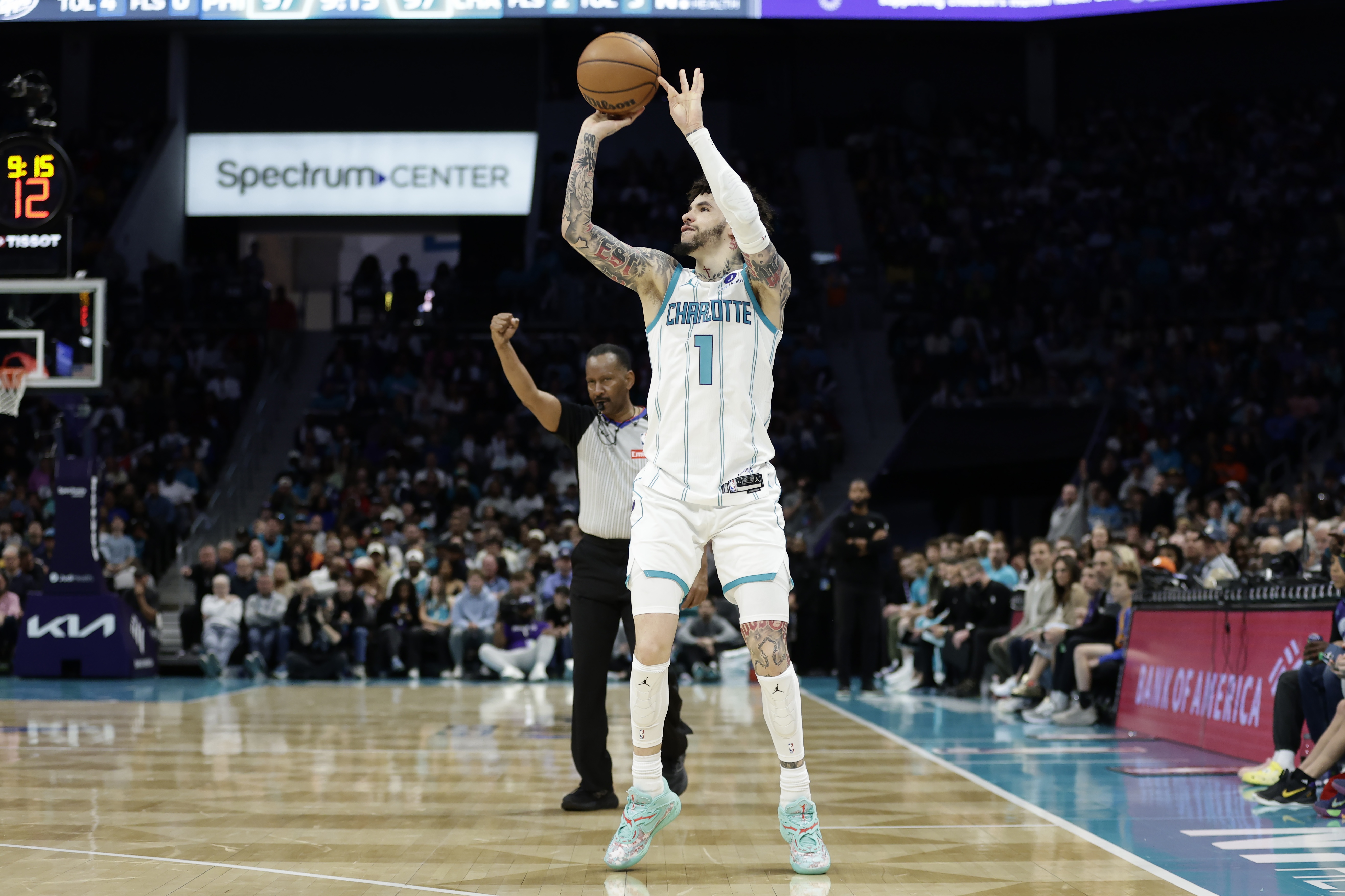 星空体育登录入口-对飚！拉梅洛·鲍尔上半场14中8砍下23分 杰伦·布朗14中6砍18分